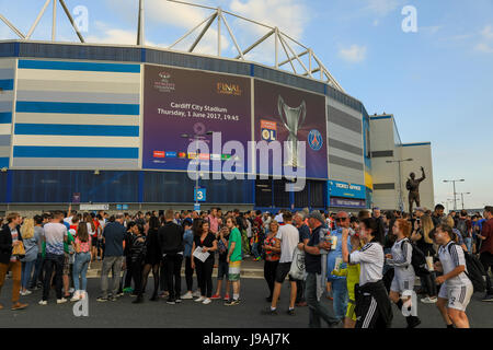 Cardiff City Stadium, Cardiff, Pays de Galles. 1er juin 2017. Les spectateurs attendent de recevoir des billets avant la finale de la Ligue des Champions femmes tonights entre défenseurs, titre, Lyon et Paris St-Germain. Jusqu'à 20 000 fans sont attendus et mis à battre les records de présence en Angleterre, en Italie et en Allemagne. Credit : Haydn Denman/Alamy Live News Banque D'Images