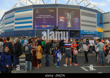 Cardiff City Stadium, Cardiff, Pays de Galles. 1er juin 2017. Les spectateurs attendent de recevoir des billets avant la finale de la Ligue des Champions femmes tonights entre défenseurs, titre, Lyon et Paris St-Germain. Jusqu'à 20 000 fans sont attendus et mis à battre les records de présence en Angleterre, en Italie et en Allemagne. Credit : Haydn Denman/Alamy Live News Banque D'Images