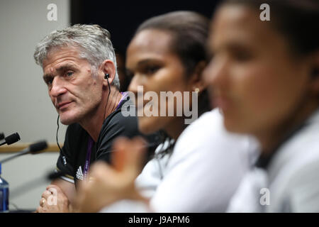 L'Olympique Lyonnais l'entraîneur-chef des femmes Gérard Precheur (à gauche) au cours de la conférence de presse à la Cardiff City Stadium, l'avant de la Women's Champions League demain soir. Banque D'Images