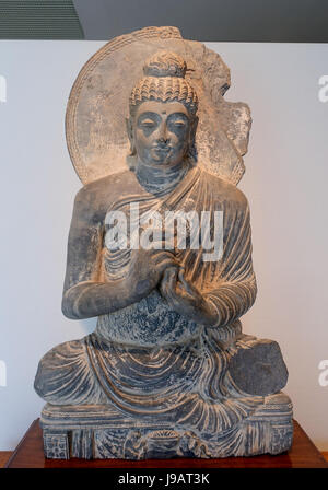 Bouddha assis, le Gandhara, probablement de Sahr je Bahlol, ch. 3ème 4ème ANNONCE de siècle, schiste gris Matsuoka Museum of Art, Tokyo, Japon DSC07088 Banque D'Images