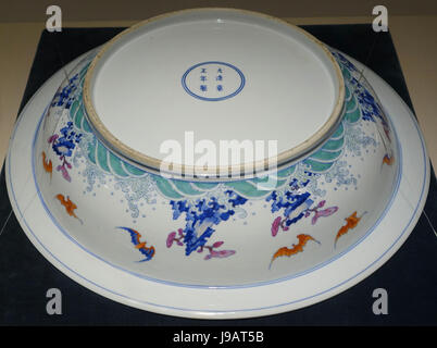 Paire de grand plat avec Dragon et Phoenix design, 2 de 2, la Chine, fours de Jingdezhen, dynastie Qing, période Yongzheng, 17231735, émaux doucai Matsuoka Museum of Art, Tokyo, Japon DSC07276 Banque D'Images