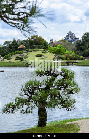 Jardin Korakuen Okayama, Sawa-no-ike Pond, Colline Yuishinzan.jardin japonais typique Banque D'Images