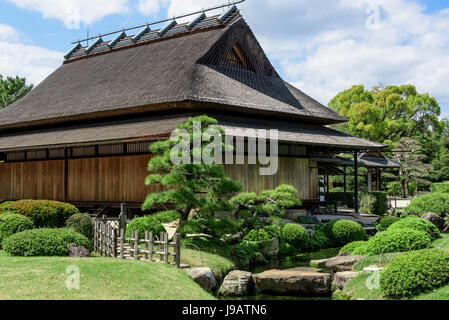 Jardin Korakuen Okayama, Julius Cesar Microfibre-tei.Maison jardin typiquement japonais. Banque D'Images