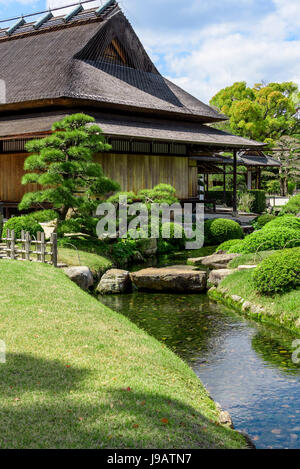 Jardin Korakuen Okayama, Julius Cesar Microfibre-tei.Maison jardin typiquement japonais. Banque D'Images