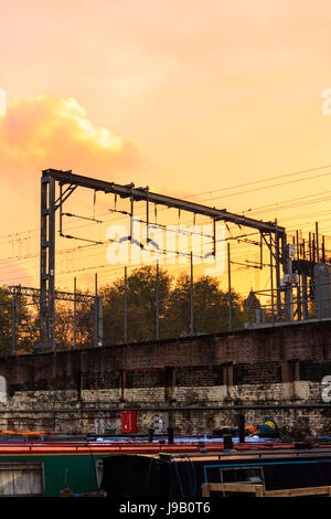 Coucher de soleil sur la ligne de chemin de fer hors de St Pancras International et narrowboats dans le bassin du Regent's Canal, Londres, Royaume-Uni, 2012 Banque D'Images