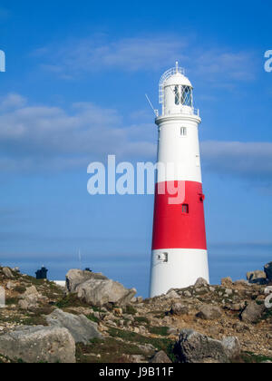 Le phare rouge et blanc sur l'Île de Portland, Dorset, England, UK Banque D'Images