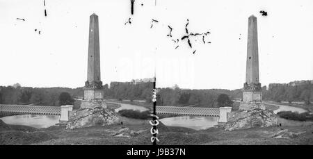 Obélisque carrés par passerelle avec fer forgé sur de larges cours d'eau, forêt en arrière-plan, la ville de Drogheda, dans le comté de Meath (23464298655) Banque D'Images