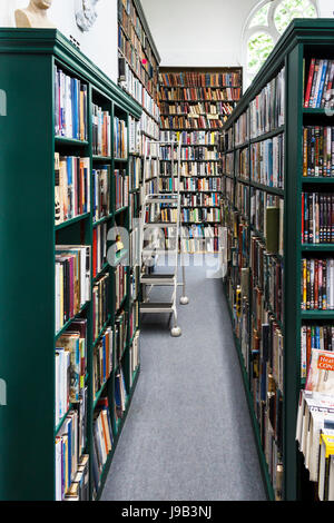 Des étagères dans la bibliothèque de l'Institut scientifique et littéraire de Highgate, Londres, UK Banque D'Images