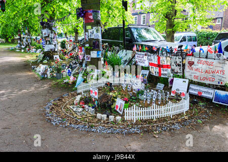 Hommages de fleurs, des photos, des souvenirs et des bougies à l'extérieur de la maison de la pop star George Michael dans le bosquet, Highgate Village, London, UK Banque D'Images