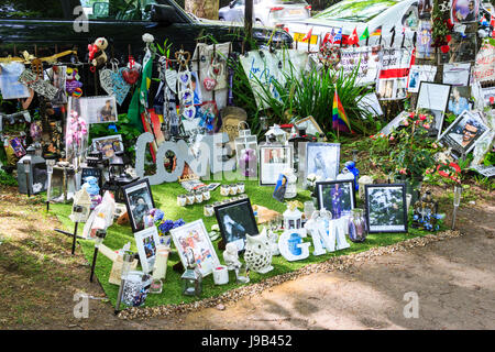 Hommages de fleurs, des photos, des souvenirs et des bougies à l'extérieur de la maison de la pop star George Michael dans le bosquet, Highgate Village, London, UK Banque D'Images