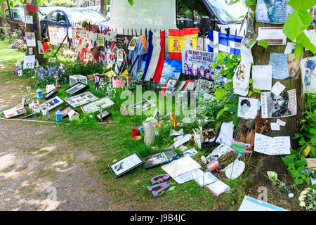 Hommages de fleurs, des photos, des souvenirs et des bougies à l'extérieur de la maison de la pop star George Michael dans le bosquet, Highgate Village, London, UK Banque D'Images