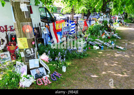 Hommages de fleurs, des photos, des souvenirs et des bougies à l'extérieur de la maison de la pop star George Michael dans le bosquet, Highgate Village, London, UK Banque D'Images