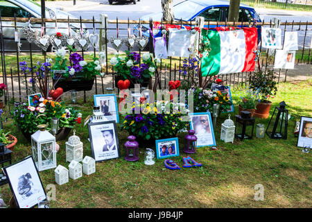 Hommages de fleurs, des photos, des souvenirs et des bougies à l'extérieur de la maison de la pop star George Michael dans le bosquet, Highgate Village, London, UK Banque D'Images