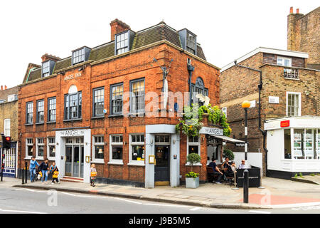 Les clients en dehors de la potable Angel Inn historique à Highgate Village, London, UK Banque D'Images