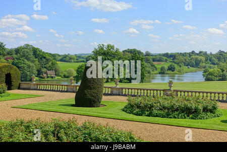 Les Terrace Gardens de Bowood House dans le Wiltshire, en Angleterre, sont réputés pour leur design formel, avec des espaces aménagés avec soin et des vues panoramiques sur la campagne environnante. Banque D'Images