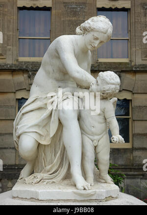 Vénus, Cupidon d'armement par Jean Baptiste Pigalle, 1700 1800 Waddesdon Manor Buckinghamshire, Angleterre DSC07844 Banque D'Images