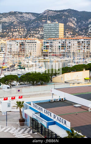 Port et bateau de croisière du port de Toulon, France. Banque D'Images