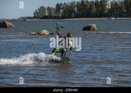 Un kite surfer est le ski dans le vent Banque D'Images