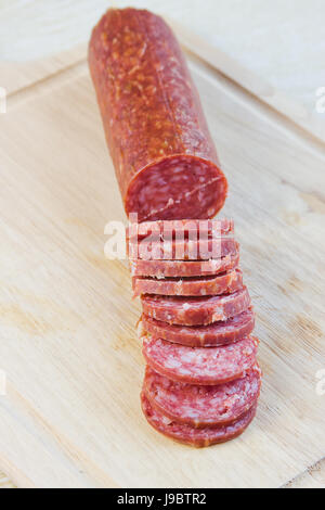 Pain long la saucisse fumée sur une surface en bois Banque D'Images