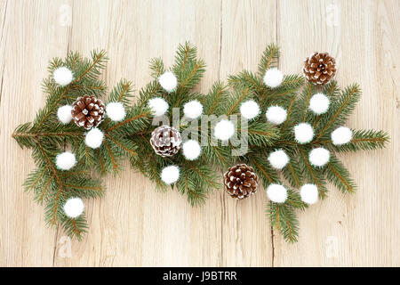 Noël Décoration de sapin blanc de brindilles et de cuir des boules de Noël sur fond de bois blanc. Banque D'Images