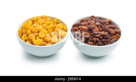 Sweet raisins secs dans un bol isolé sur fond blanc. Banque D'Images