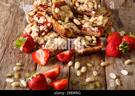 L'avoine saine bars avec confiture de fraises, les graines et les noix sur la table horizontale. Banque D'Images