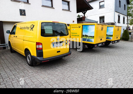 Deux treetscooter» - Voiture électrique avec boîte carrée de Deutsche Post DHL - Nettersheim, North Rhine Westphalia, NRW, Germany, Europe Banque D'Images