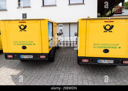 Deux treetscooter» - Voiture électrique avec boîte carrée de Deutsche Post DHL - Nettersheim, North Rhine Westphalia, NRW, Germany, Europe Banque D'Images