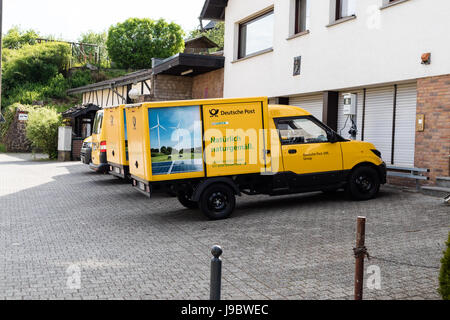 Deux treetscooter» - Voiture électrique avec boîte carrée de Deutsche Post DHL - Nettersheim, North Rhine Westphalia, NRW, Germany, Europe Banque D'Images