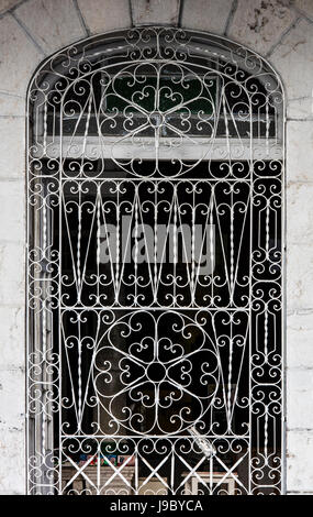 Une porte en fer forgé dans la ville de province de Cienfuegos, Cuba Banque D'Images