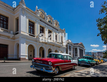 Voitures américaines classiques en face du Teatro TOMAS TERRY construit en 1887 et situé sur le PARQUE JOSE MARTI - Cienfuegos, Cuba Banque D'Images