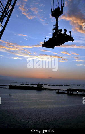 Coucher du soleil sur le Port de Callao, Lima, Pérou, le 3/24/2014 Banque D'Images