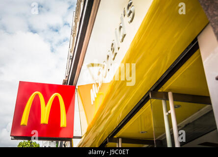 Les arches dorées de l'emblème et signe de MCDONALD'S restaurant fast food sur Oxford Street Banque D'Images