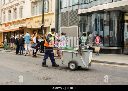 Les dévots danser et chanter à l'extérieur du Temple Radha-Krishna dans Soho Street, London, UK Banque D'Images