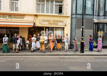 Les dévots danser et chanter à l'extérieur du Temple Radha-Krishna dans Soho Street, London, UK Banque D'Images