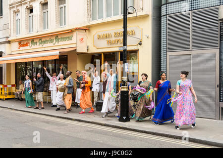 Les dévots danser et chanter à l'extérieur du Temple Radha-Krishna dans Soho Street, London, UK Banque D'Images