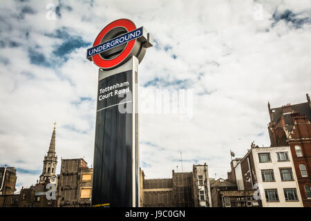 Tottenham court Road station de métro cocarde à St Giles, Camden, Londres, Angleterre, Royaume-Uni Banque D'Images