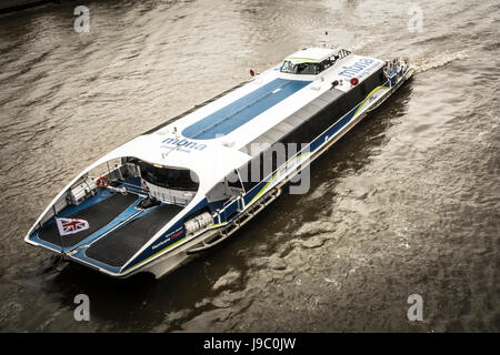 Un Thames Clipper MBNA sur la Tamise à Londres, Angleterre, RU Banque D'Images