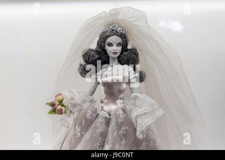 Montréal, CA - 31 mai 2017 : 'Zombie bride' Barbie au Musée. L'exposition à Les cours Mont-Royal dispose de plus de 1 000 poupées Barbie. Banque D'Images