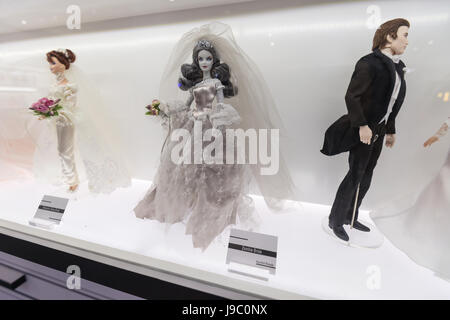 Montréal, CA - 31 mai 2017 : 'Zombie bride' Barbie au Musée. L'exposition à Les cours Mont-Royal dispose de plus de 1 000 poupées Barbie. Banque D'Images