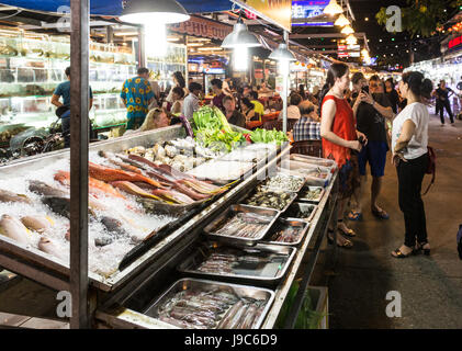 PHU QUOC, VIETNAM - 12 avril 2017 : Fruits de mer affiché en face d'un restaurant dans le marché de nuit dans la région de Marrakech marché de nuit, la ville principale de l'île. T Banque D'Images