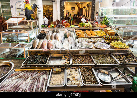 PHU QUOC, VIETNAM - 12 avril 2017 : Fruits de mer affiché en face d'un restaurant dans le marché de nuit dans la région de Marrakech marché de nuit, la ville principale de l'île. T Banque D'Images