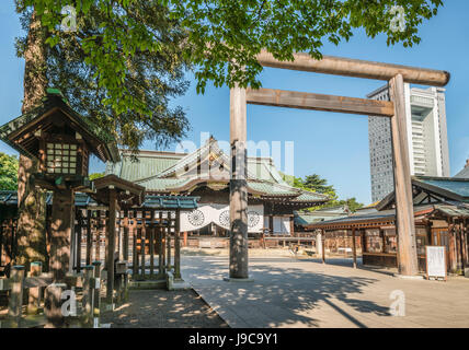 Porte de Chumon Torii à l'entrée du sanctuaire impérial de Yasukuni, connu sous le nom de sanctuaire de Yasukuni, Chiyoda, Tokyo, Japon Banque D'Images