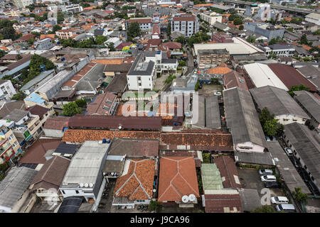 Vue aérienne d'un quartier résidentiel au cœur de Jakarta, Indonésie capitale près de l'avenue principale de la ville, Jalan Sudirman. Banque D'Images