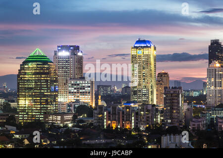 Vue aérienne du quartier des affaires de Jakarta, avec de nombreux bâtiments résidentiels de luxe et au coucher du soleil dans la capitale de l'Indonésie. Jakarta est situé au sud-est Banque D'Images