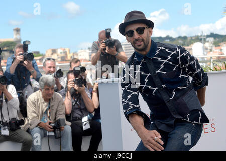 70e édition du Festival du Film de Cannes : photographe JR, ici pour la promotion du documentaire 'Visages Lieux' (en anglais : 'Visages Villages') Banque D'Images