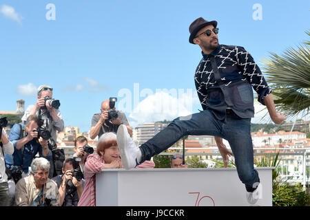 70e édition du Festival du Film de Cannes : photographe JR, ici pour la promotion du documentaire 'Visages Lieux' (en anglais : 'Visages Villages') Banque D'Images