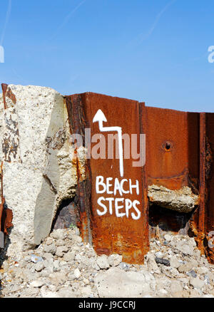 Un avis temporaire de diriger les personnes fréquentant les plages pour des mesures au cours de défenses à mundesley mer-sur-Mer, Norfolk, Angleterre, Royaume-Uni. Banque D'Images