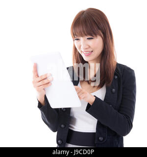 Jeune femme d'origine asiatique à l'aide d'ordinateur numérique comprimé, isolé sur fond blanc. Banque D'Images