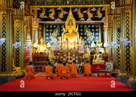 Les moines bouddhistes dans temple à Chiang Mai Thaïlande Banque D'Images